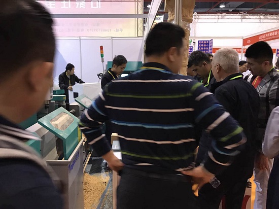 國外木工車床客戶試機 國外木工車床客戶試機