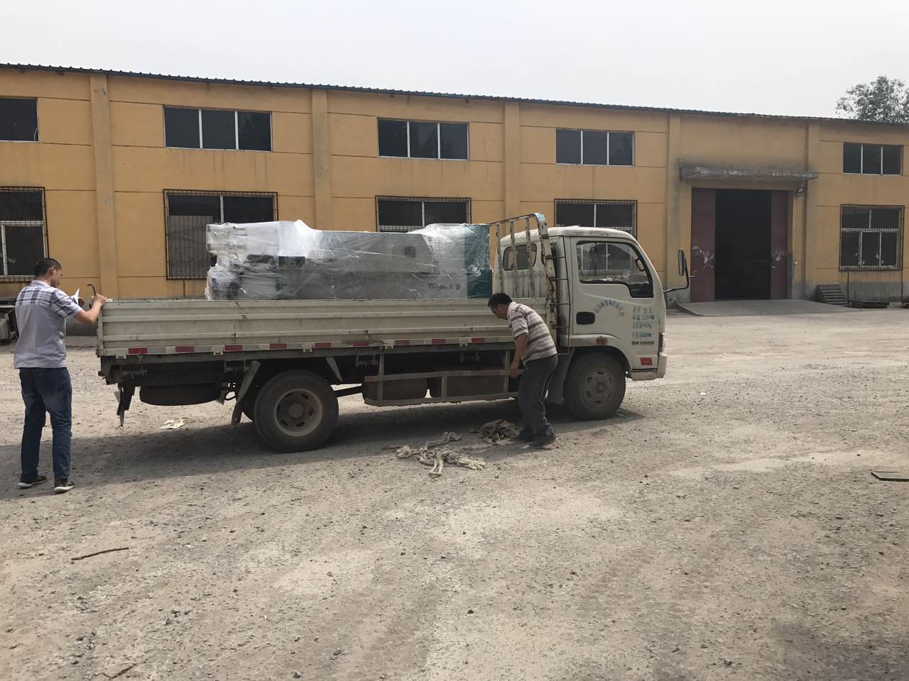 數(shù)控木工車床發(fā)貨了 數(shù)控木工車床發(fā)貨了