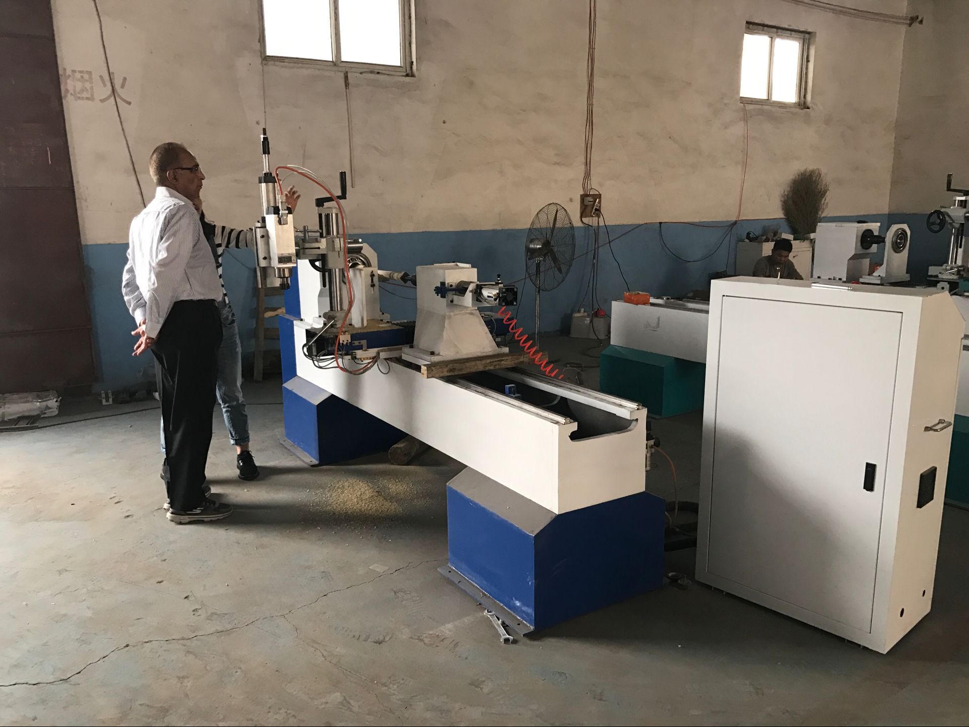 國外客戶來考察木工車床 國外客戶來考察木工車床